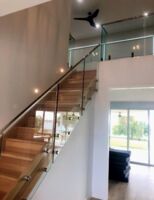 Glass staircase balustrade